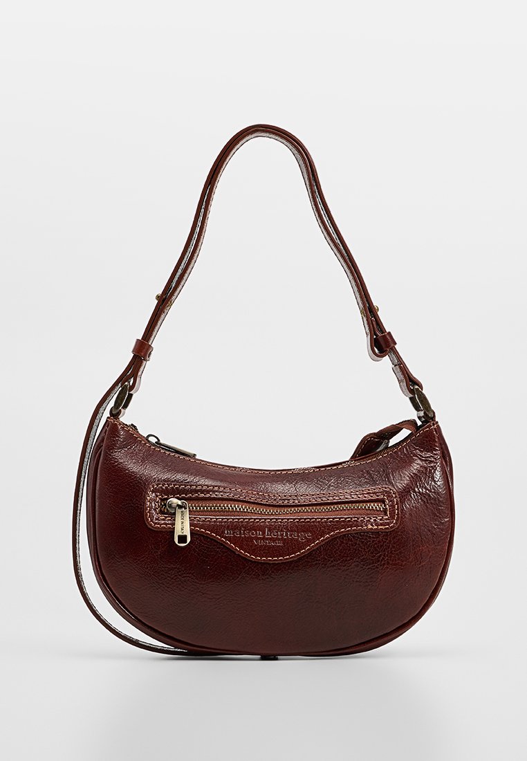 Ciemnobrązowa skórzana torebka w kształcie półksiężyca z regulowanym paskiem na ramię, przednią kieszenią na zamek i wytłoczonym logo "maison heritage".
