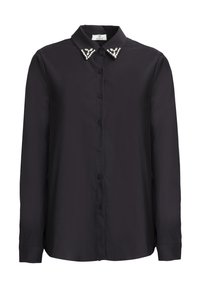 Camisa negra de manga larga, confeccionada en una tela suave, que presenta un cuello puntiagudo adornado con perlas decorativas y un intrincado detalle de cuentas.