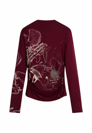 Camisa de manga larga rojo oscuro con patrones florales claros y líneas abstractas, que incluyen texto estilo manuscrito y pequeños acentos gráficos.