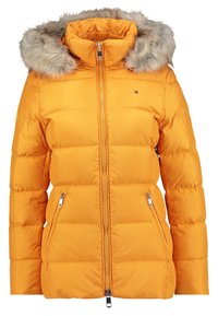 Gul vadderad jacka med huva i päls, framzipper och två zippered fickor på varje sida.