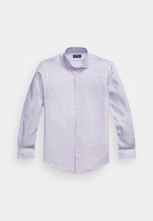 Chemise habillée longue à manches de couleur violet clair avec un motif subtil, col boutonné et boutons blancs le long de la patte de boutonnage. Texture de tissu douce.