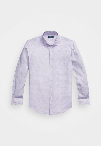 Chemise habillée longue à manches de couleur violet clair avec un motif subtil, col boutonné et boutons blancs le long de la patte de boutonnage. Texture de tissu douce.