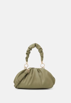Sac à main vert olive froncé avec poignée supérieure rembourrée et bandoulière réglable, doté de boucles et anneaux en métal doré.