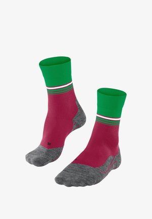 Kniestrümpfe mit einem grünen gerippten Bund, pinkem Schaft und grauem Fersen-/Zehenbereich, der horizontale Streifenakzente in Rot, Weiß und Grün aufweist.