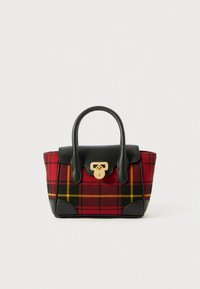 Pequena bolsa de mão com tecido xadrez em vermelho, preto e amarelo, alças, cantos e aba em couro preto, com fecho dourado na frente.