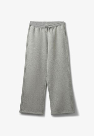 Sive trenerke z širokim krojem, izdelane iz mehkega materiala, z elastičnim pasom in vrvico ter stranskima žepoma.