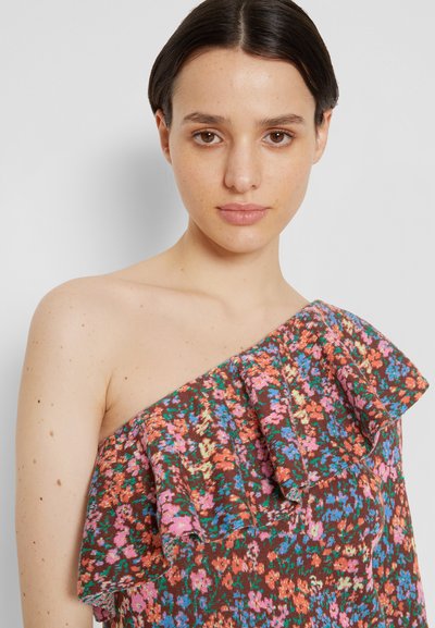 Vestido castanho de um ombro só com estampa floral colorida, apresentando um decote com babados e um tecido suave e texturizado.