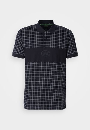 Camisa de polo azul marino con un patrón de cuadro en blanco. Presenta un cuello, mangas cortas y un detalle de logo en el centro. Material de mezcla de algodón.