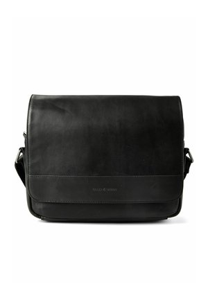 Schwarze Leder-Schultertasche mit Klappenverschluss und verstellbarem Schulterriemen, entworfen für den täglichen Gebrauch oder professionelle Umgebungen.