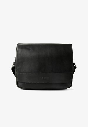 Schwarze Leder-Schultertasche mit Klappenverschluss und verstellbarem Schulterriemen, entworfen für den täglichen Gebrauch oder professionelle Umgebungen.