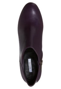 Bottine en cuir violet foncé avec fermeture éclair latérale et intérieur noir marqué Geox Respira, vue de dessus.