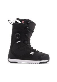 Čierna snowboardová topánka s textúrovaným syntetickým zvrškom, systémom viazania s postrojom, polstrovaným golierom a bielou gumovou podrážkou s trakciou.