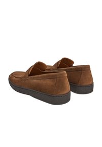 Braune Wildleder-Slipper mit einer niedrigen, schwarzen Gummisohle, die ein Slip-On-Design und gestickte Details an der Vorderseite aufweisen.