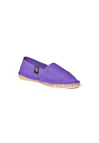 Espadrille en toile violette avec un bout arrondi, semelle en jute et accents cousus. Présente un petit logo de la marque sur le côté.