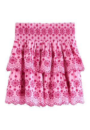 Lyserød lagdelt nederdel med smocket talje og broderede blomsterdekorationer i mørkere pink, flosset kant på hvert lag.