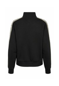 Sweat-shirt noir à manches longues avec col montant et rayures blanches avec un texte allant des épaules aux poignets sur les deux manches.