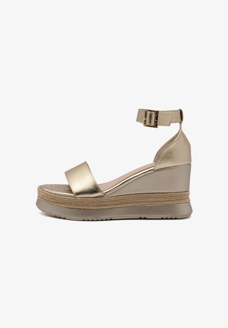 Sandali wedge metallici dorati con una fascia larga sulla punta e una cinghia regolabile alla caviglia, caratterizzati da un dettaglio in juta intrecciata attorno alla suola.