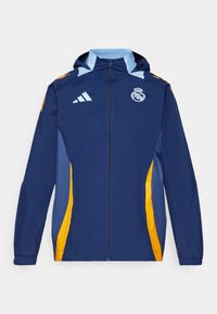 Navy plavi zip-up jakna s kapuljačom, s žutim i svijetloplavim akcentima, izvezenim logom i elastičnim manžetama za prilagodljivost.