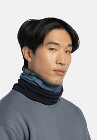 Gaiter multifuncional azul y marino, hecho de una tela suave y elástica, que presenta un diseño en capas con una textura suave.