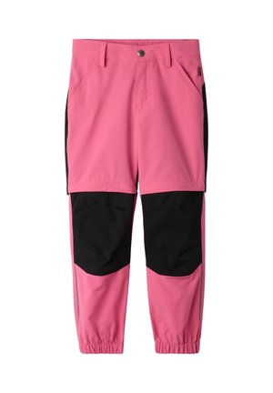 Roze en zwarte broek met zwart verstevigde knieën, elastische pijpen, zijzakken, lussen voor een riem en een knoopsluiting aan de voorkant.