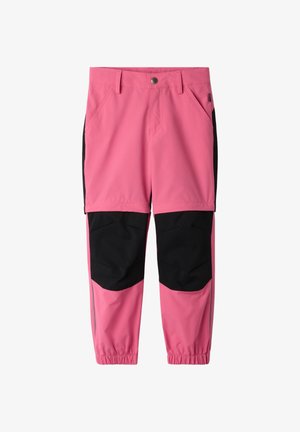 Roze en zwarte broek met zwart verstevigde knieën, elastische pijpen, zijzakken, lussen voor een riem en een knoopsluiting aan de voorkant.