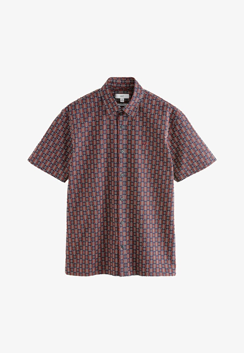 Chemise à manches courtes avec boutons, présentant un motif géométrique en bleu marine, rouge et blanc, dotée d'un col et d'une coupe régulière.
