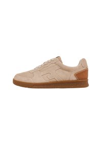 Sneaker bassa in suede beige con chiusura con lacci, suola in gomma marrone e toppa testurizzata sul tallone, vista laterale su sfondo bianco.
