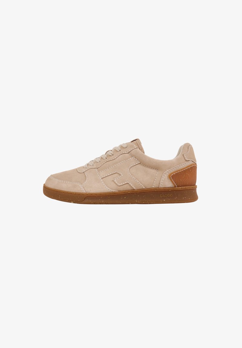 Beige Wildleder Sneaker im Low-Top-Stil mit Schnürverschluss, brauner Gummisohle und strukturiertem Absatz, Seitenansicht auf weißem Hintergrund.