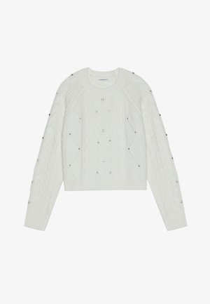 Biely sveter pletený do vzoru s dlhými rukávmi ozdobenými chrómovými akcentmi, so živými manžetami a okrúhlym výstrihom.