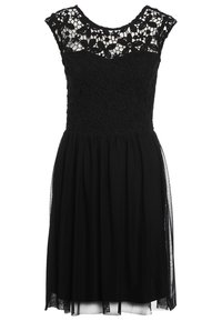 Vestido negro con un cuerpo de encaje con patrones florales, escote redondo, mangas cortas y un falda de tul fluida.