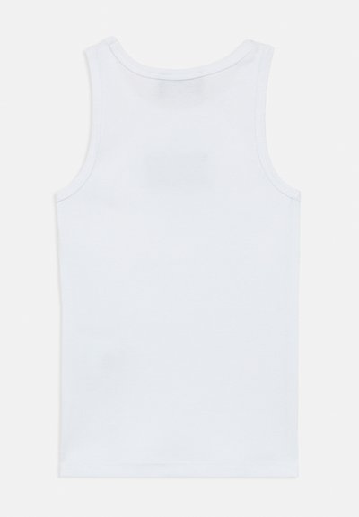 Λευκό βαμβακερό φανελάκι, χωρίς μανίκια, με στρογγυλεμένο λαιμό, ομαλή υφή, με τελειωμένα τελειώματα και χωρίς εμφανή σχέδια ή διακοσμήσεις.