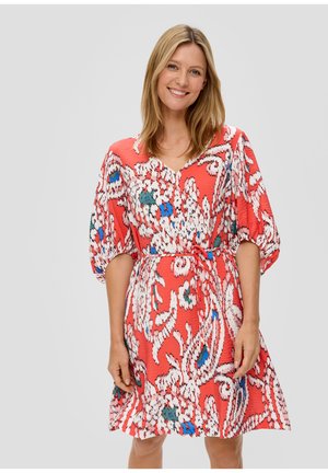 Rode bloemenjurk met pofmouwen, een taillering en een V-hals. Bevat witte, blauwe en groene patronen op gestructureerde stof.