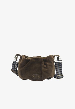 Sac à main en daim marron avec une bandoulière tissée bleue et grise ajustable et une petite étiquette frontale portant l'inscription "mila louise Paris".