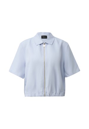 Hellblauer Kurzarmblazer mit Kragen, durchgehendem Reißverschluss vorne, elastischem Saum und rundem Reißverschluss-Anhänger, auf weißem Hintergrund präsentiert.