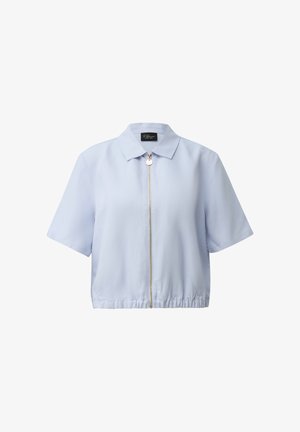 Jasnoniebieska kurtka z krótkim rękawem, kołnierzem, zamkiem błyskawicznym z przodu, elastycznym dołem i okrągłym uchwytem zamka, wyświetlana na białym tle.