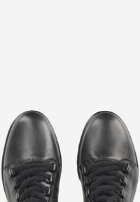 Černé kožené boty s hladkým povrchem, kulatou špičkou a šněrovacím designem. Mají texturovaný jazyk z látky a černé šněrování.