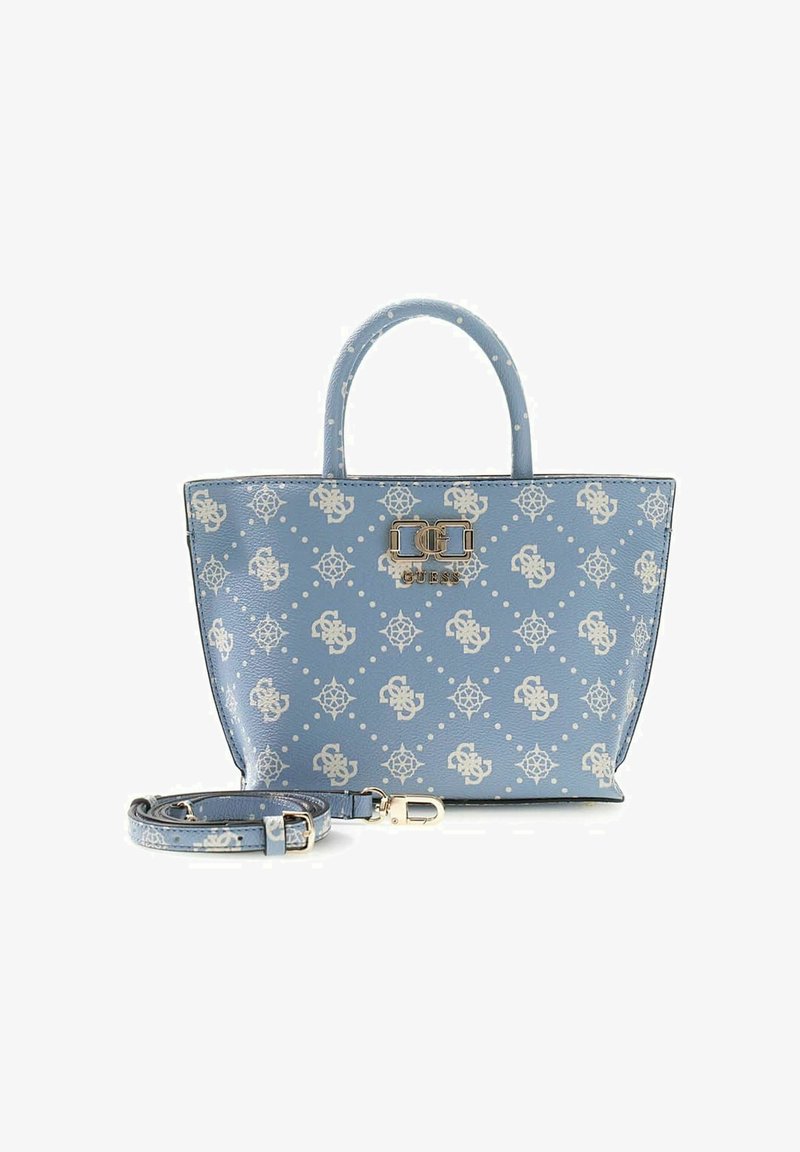 Sac à main bleu à main avec des logos blancs à motifs, une plaque logo Guess dorée et une bandoulière assortie amovible à côté.