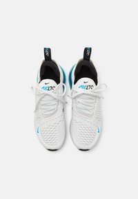 Paire de baskets blanches Nike Air 270 avec des accents bleus, une doublure intérieure noire et des lacets blancs, vues de dessus sur fond blanc.