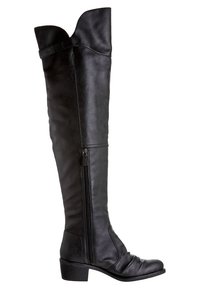 Bota de cuero negro por encima de la rodilla con punta redondeada, cremallera lateral y un tacón bajo en bloque. Textura suave con un ligero diseño arrugado en la parte superior.