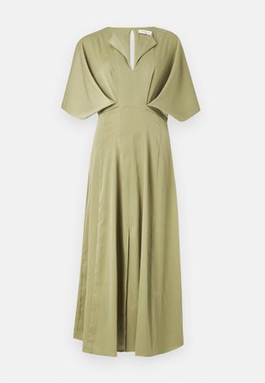 Vestido verde oliva con falda plisada, mangas cortas tipo murciélago y escote con ojal. Fabricado en tejido texturizado, diseño hasta el suelo.