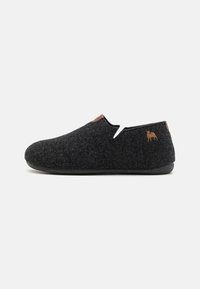 Sorte filt slippers med lav skæremønster, der har en brun læderdetalje bagpå og et lille broderet hundelogo.