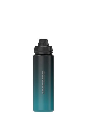 Hohe schwarz-blaue Farbverlauf-Wasserflasche mit Schraub-Sportverschluss und vertikal gedrucktem Markennamen in der Mitte.