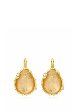 Boucles d'oreilles dorées en forme de goutte avec centres texturés et petites pierres précieuses claires soulignant les bords, avec fermoirs arrière à charnière.