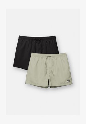 Twee paren zwembroeken: één in zwart, één in lichtgrijs. Beide hebben een elastische tailleband met trekkoord en een klein logo op de grijze broek.