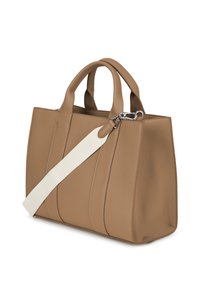 Hnedá kožená taška s vertikálnymi švami, dvoma krátkymi uchami a nastaviteľným bielym ramenným pásom. Má hladký, textúrovaný povrch.