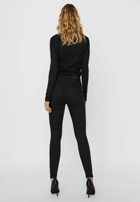 Vero Moda Vaqueros pitillo - black