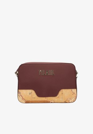 Borsa a tracolla in pelle marrone con fondo stampato beige a motivo mappa e ferramenta color oro con la scritta "T'CLASSE" ben visibile.