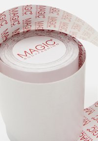 Rol witte plakband met herhaald rood "MAGIC BODYFASHION"-branding op het oppervlak en binnenin de kern.