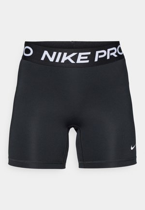 Črne športne kratke hlače iz elastičnega materiala, ki imajo širok črn pas z belim napisom "NIKE PRO" in majhnim belim logotipom v obliki kljukice.
