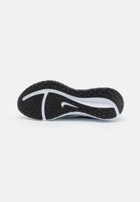 Nike Performance DOWNSHIFTER 13 - Laufschuh Straße - white/black/star blue/green strike/light armoy blue/platinum tint